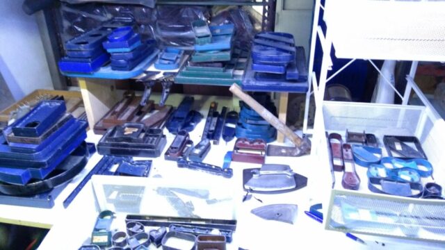 Bu karede, atölyemizin üretim sürecindeki en stratejik yardımcılarından biri olan kalıp koleksiyonumuzu görüyorsunuz. Her biri farklı bir model ve forma hayat veren bu metal kalıplar, ürünlerimizin ölçüsel tutarlılığını ve estetik bütünlüğünü sağlamak için titizlikle kullanılır.