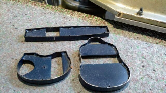 El emeği ile şekillenen deri, bu kalıplar sayesinde seri üretim hassasiyetinde hazırlanır. Ustalığın teknikle buluştuğu bu aşamada, her bir form hem bir tasarımın yansıması hem de gelecekteki ürünlerin temelidir. Tasarımın kimliği burada başlar.