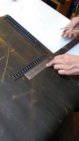 Didar Art atölyesinde, malzeme ölçülerek dikkatlice şekillendirilmek üzere hazırlanmaktadır. Bu aşama, ürünlerin tam ölçülerine göre kesilmesi için önemlidir.