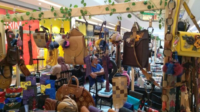 Didar Art’ın el yapımı çantalarıyla tanışın! Renkli tasarımlar, zarif detaylar ve kaliteli deri ile her biri bir sanat eseri. Şıklığınıza özgünlük katmak için mükemmel bir seçim!