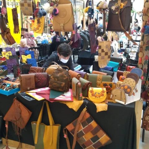 Didar Art’ın eşsiz el yapımı çantalarıyla tarzınızı yükseltin! Canlı renkler, özgün desenler ve dayanıklı deri ile her biri size özel bir hikaye sunuyor.